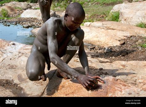 Un Suri Surma Hombre Desnudo La Preparaci N De Color Para Body