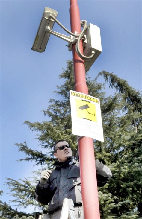 Via Pisacane furti a scuola Servono porte più solide controlli e