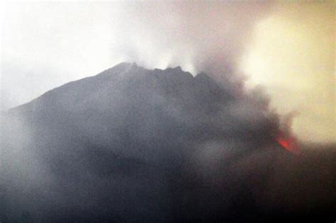 Gunung Merapi Luncurkan 2 Kali Awan Panas 1 6 Km Dan 4 Kali Guguran