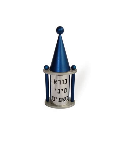 Families debate traditional versus contemporary havdalah rituals 28