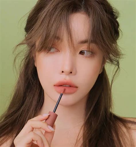 Cập nhật ngay xu hướng son kem hot trend hiện nay 2024 để trang điểm cho đôi môi thêm xinh đẹp