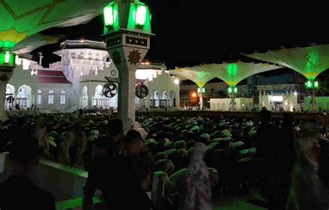 Malam Tarawih Pertama Jama Ah Padati Masjid Raya Baiturrahman