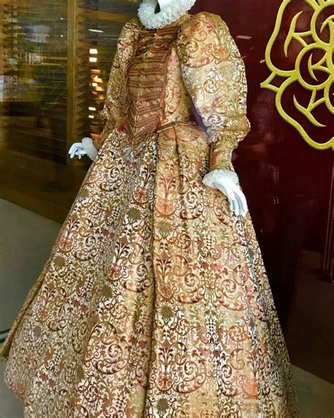 Tudor Costumes, White Costumes, Movie Costumes, Elizabethan Fashion ...