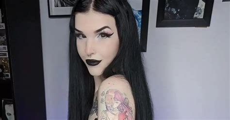 Im A Sexy Goth Girl People Pay A Mint To See My Tattoos And Curves