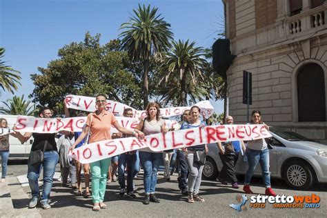 Reggio Calabria Protesta Dei Lavoratori Davanti Al Comune Chiesto Un