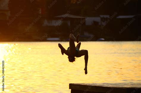 Frau Im Bikini Salto Rueckwaerts Am See Stock Photo Adobe Stock