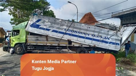 Diduga Rem Blong Truk Susu Terguling Dan Macetkan Jalan Raya Wonosobo