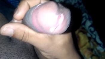 Un grosso cazzo caldo succhia il suo cazzo arrapato finché non viene deliziosamente XVIDEOS