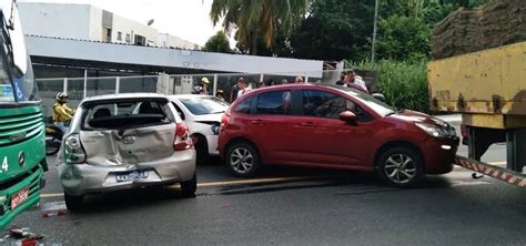 Caminhão perde freio e atinge quatro carros em bairro de Salvador Metro 1