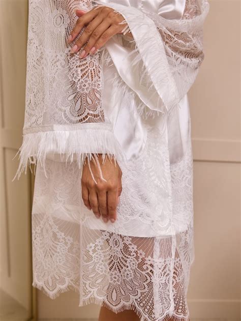 Robe Glamour Plumas Curto Off White Oui Lingerie Pe As Feitas M O Muito Amor E