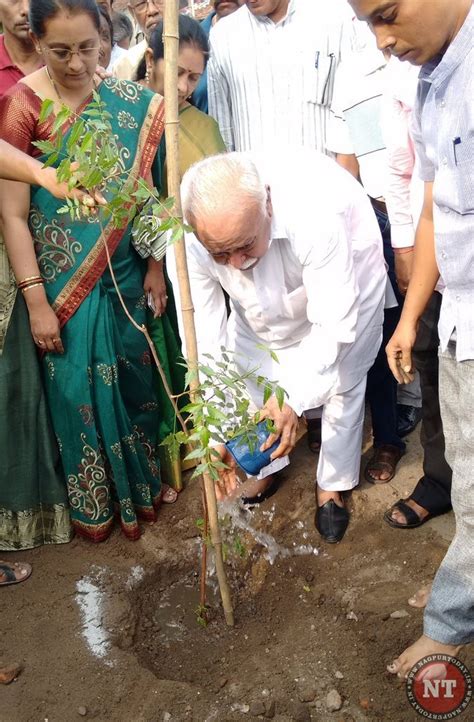 Rss Chief Bhagwat Plants A Neem Tree At Mahal Based Hq Nagpur Today