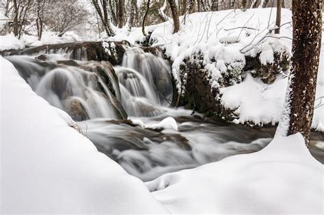 Premium Photo | Winter plitvice lakes