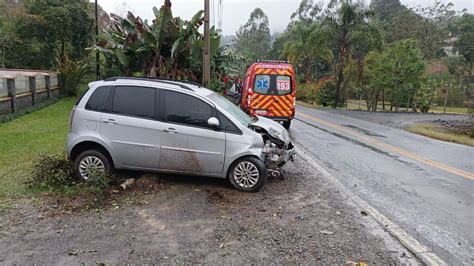 Carro Sa De Pista E Colide Em Rvore Na Sc Em Salete Rede Web Tv