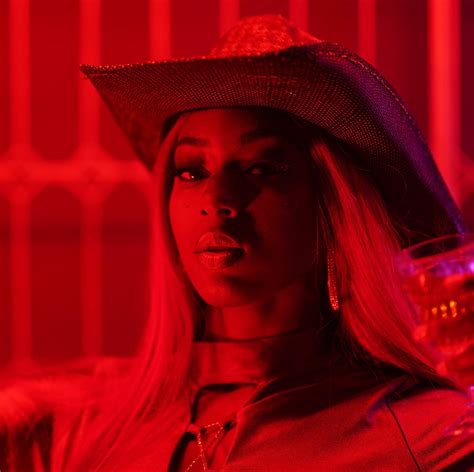 Reyna Roberts Releases New Single "One Way Street"