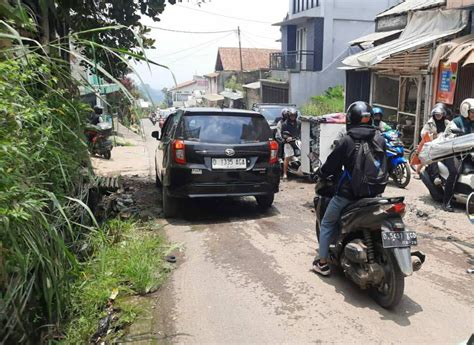 Jalur Akses Wisata Di Kbb Rusak Parah Mobil Sulit Melintas