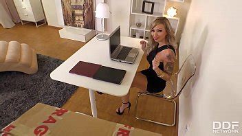 La Segretaria Affamata Di Cazzi Marika Vitale Ingoia Un Grosso Cazzo In POV In Ufficio XVIDEOS