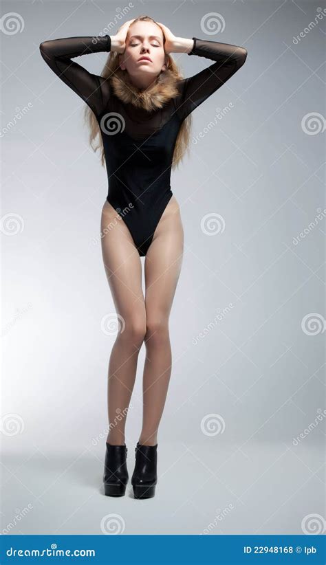 Het Sensuele Magere Jonge Vrouw Blonde Stellen Stock Foto Image Of Erotiek Volwassen 22948168