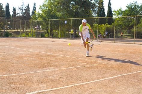 Hombre Que Juega A Tenis Imagen De Archivo Imagen De Atleta