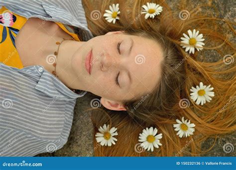 Fille Dormant Avec Des Marguerites Sur Ses Cheveux Photo Stock Image