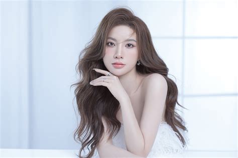 Từ hot girl Hà thành đời đầu gợi cảm đến phú bà giàu có sang chảnh Báo Dân trí