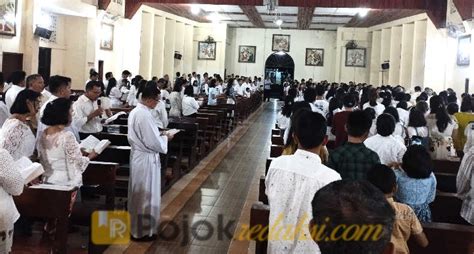 Suasana Ibadah Kamis Putih Di Gereja Katolik Aek Kanopan Berlangsung