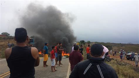 Carna Ba Moradores Fazem Protesto Por Gua De Adutora E Interditam Pe