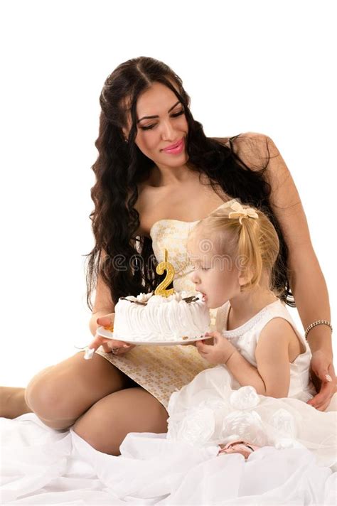 Madre E Hija Que Comen La Torta En Cumpleaños Imagen de archivo