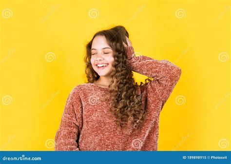 Mooi En Stijlvol Klein Meisje Met Lange Krullende Haren Modemodelkind Met Brunette Haarstijl