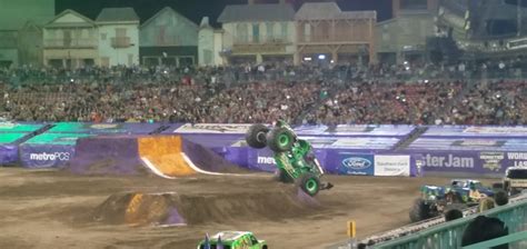 Famous Monster Truck Grave Digger Crashes After Failed Backflip ...