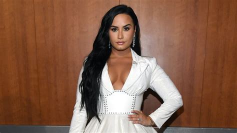 Demi Lovato Cut Her Long Hair Into an Asymmetrical Lob — Photos | Allure