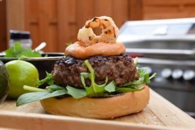 Saftiger Surf And Turf Burger Mit Scampi Vom Grill