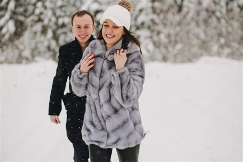 Elegante Casal Apaixonado Se Divertindo Nas Montanhas Nevadas Fam Lia