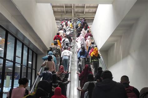 Foto Protes KRL Disebut Masih Memadai Penumpang Penuh Terus