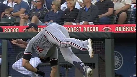 Twins – Mariners: Max Kepler trips over own bat, runs out a double