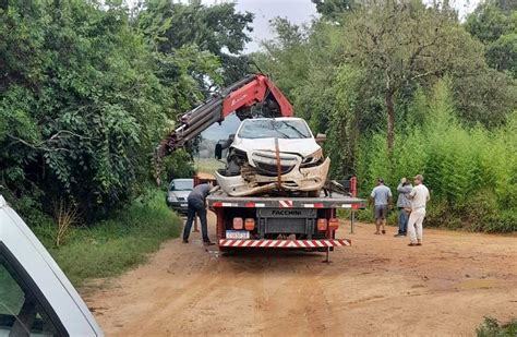 Carro cai de ponte após motorista perder controle do veículo na zona