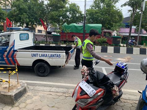 Bekesah Tabrak Gerobak Sampah Di Gunung Sari Lansia Terluka Parah