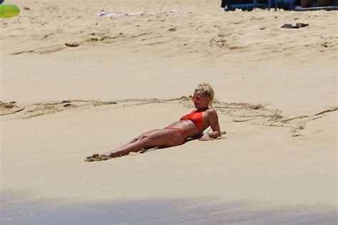 Britney Spears In Red Bikini 2016 04 Gotceleb