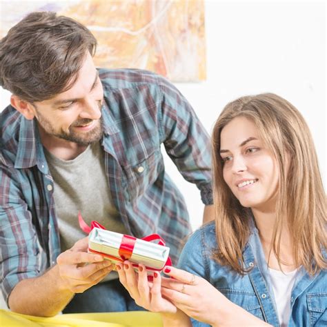 Homme Donnant Un Cadeau De Saint Valentin à Sa Petite Amie Photo Gratuite