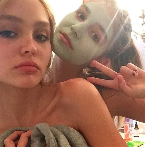 Lily Rose Depp Naslijedila Je Arm Oca Johnnyja Deppa Evo Nove Ikone