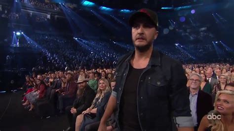 2018 Cma Awards Luke Bryan Flossing Youtube