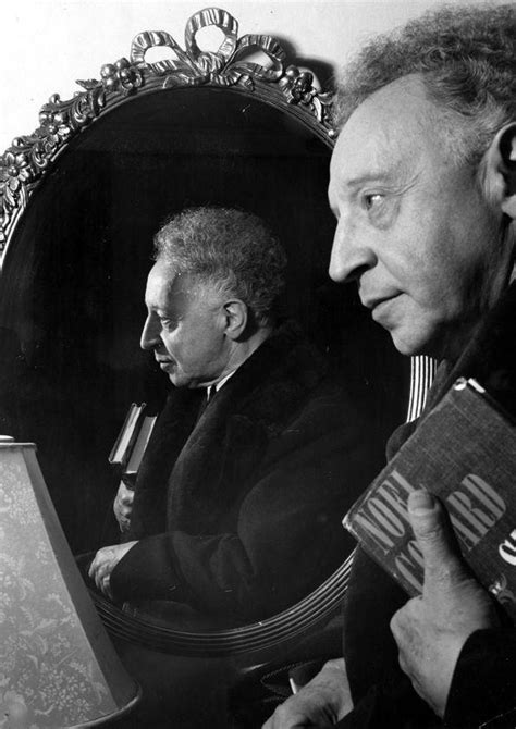 Plano Medio De Arthur Rubinstein Perfil Izquierdo Posando Con Un