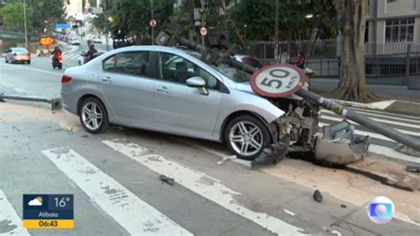 Vídeo Carro Bate Em Radar E Poste Na Avenida 9 De Julho No Centro Da Capital Bom Dia Sp G1