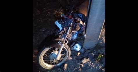 Motociclista Colide Em Carro Durante Ultrapassagem E Se Choca Poste