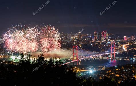 Fuegos artificiales sobre el Bósforo de Estambul durante las