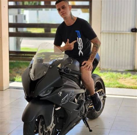 Influencer Bate Moto De Alta Cilindrada Na Traseira De Carro E Morre Na