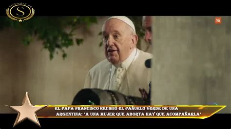 El Papa Francisco recibió el pañuelo verde de una argentina A una