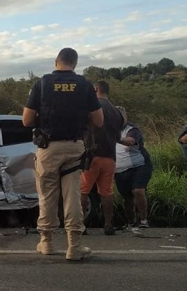 Acidente Entre Carro E Caminhonete Causa Congestionamento De Mais De