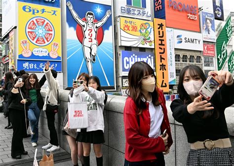 新型コロナ：マスク個人判断初日 「最高」「不安」大阪・繁華街でも対応それぞれ [写真特集3 6] 毎日新聞