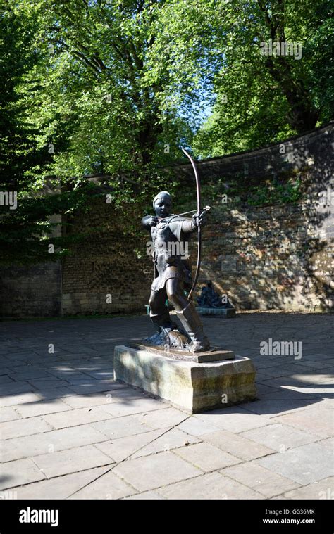 The Robin Hood Statue Nottingham Castle Stock Photo Alamy