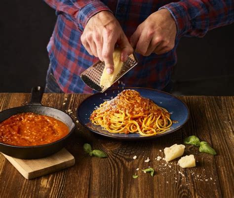 Spaghetti po bolońsku przepis jak zrobić WINIARY